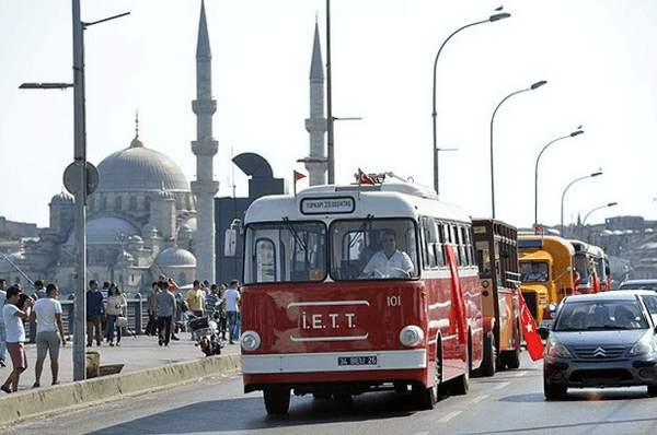 İstanbul'da nostaljik otobüslerle bayram gezisi otobüssaatleri.org
